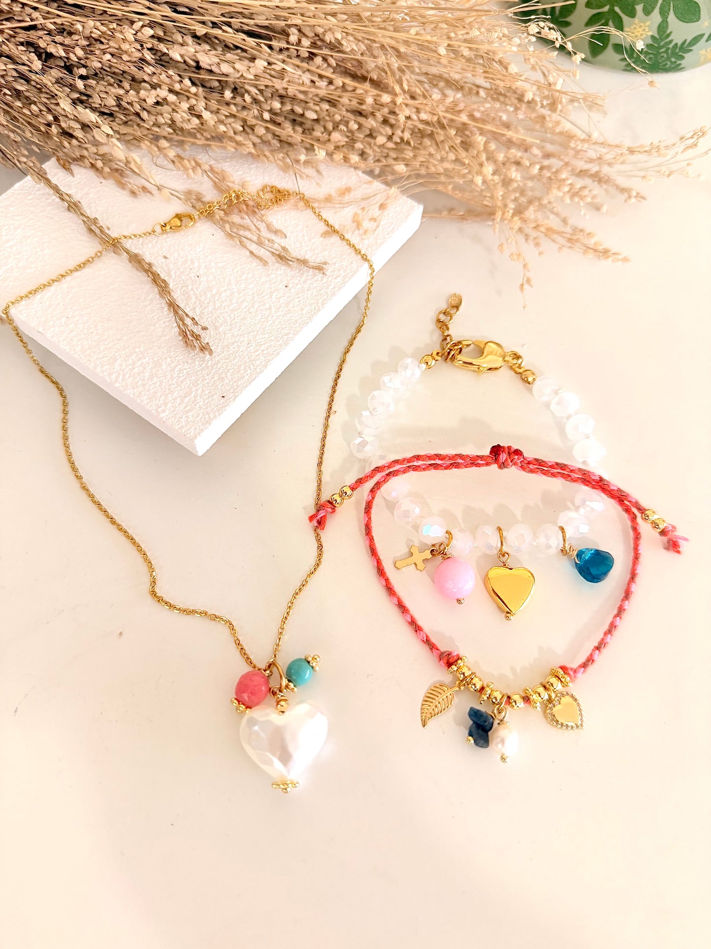 Sara Mujer de Fe Necklace