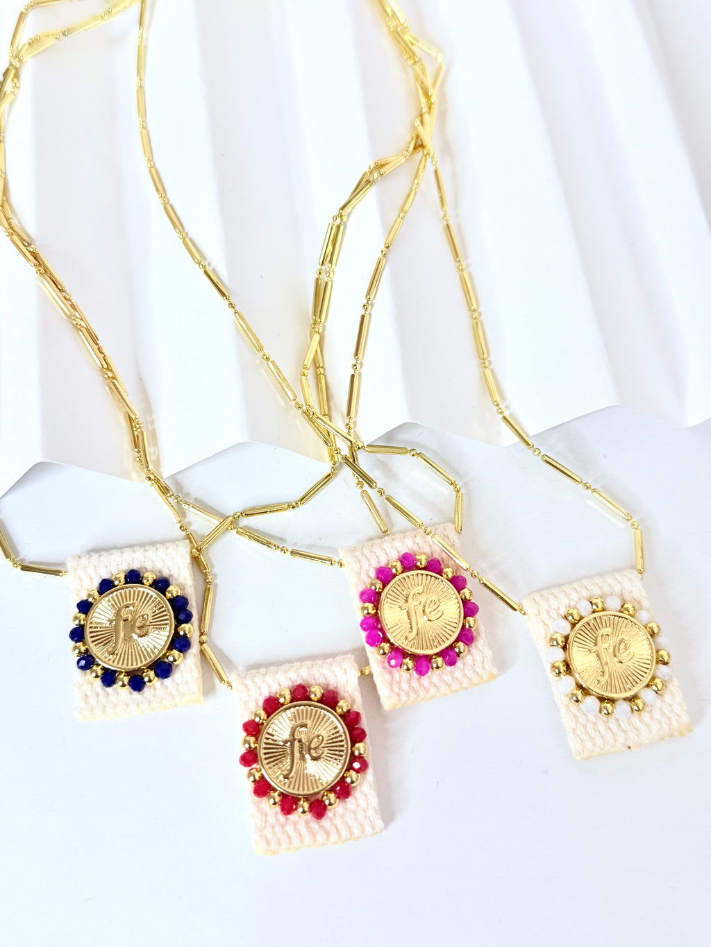 Fe Escapulario Necklace (se venden individuales)