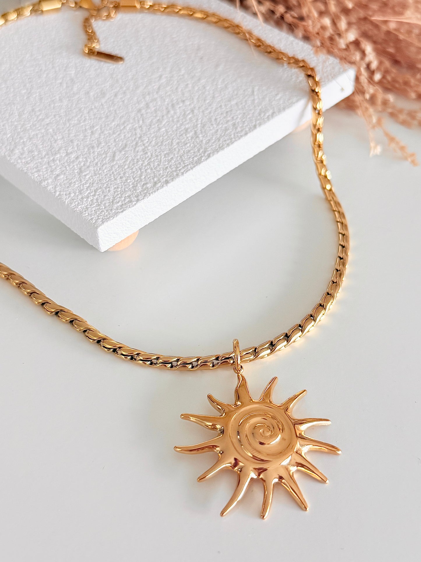 DEA OF THE DAY ✨Isolina Necklace