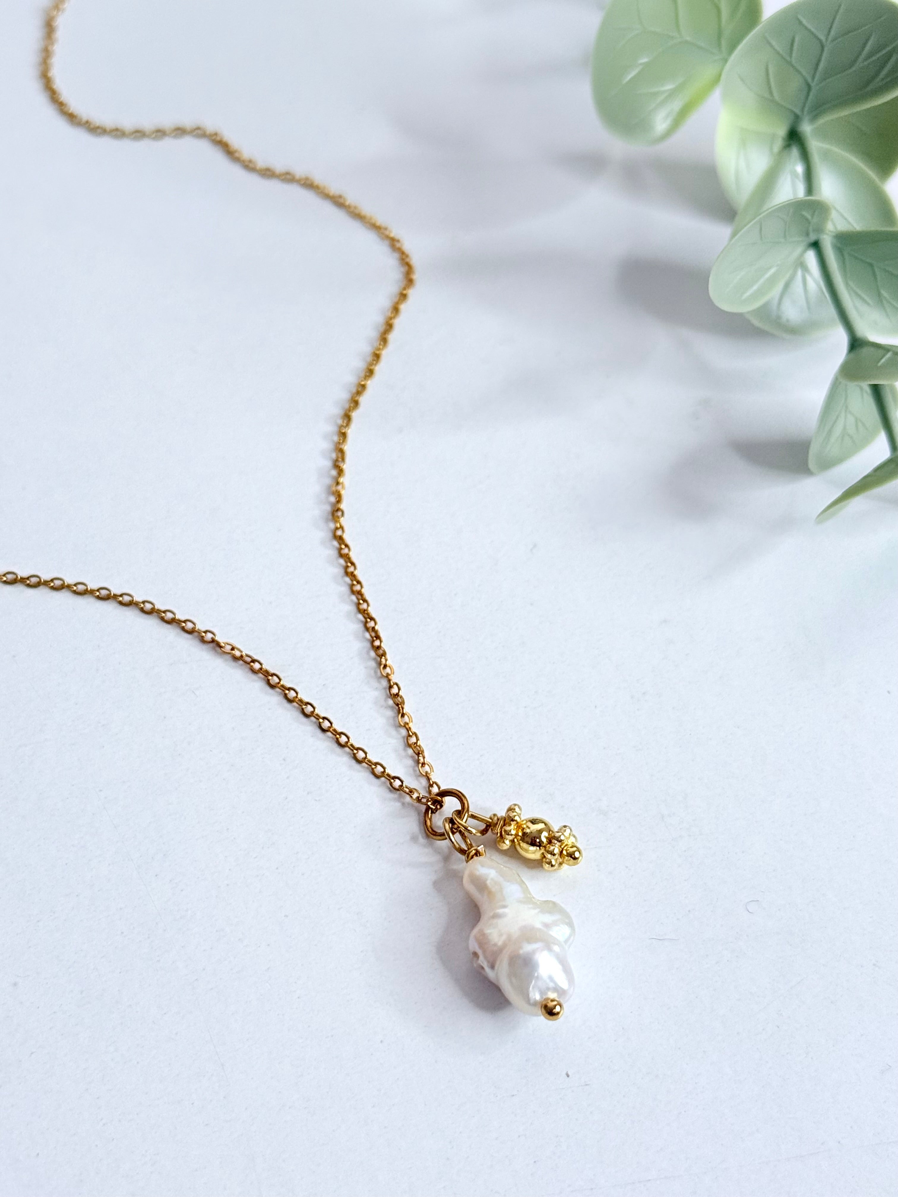 Cruz de Perla Necklace