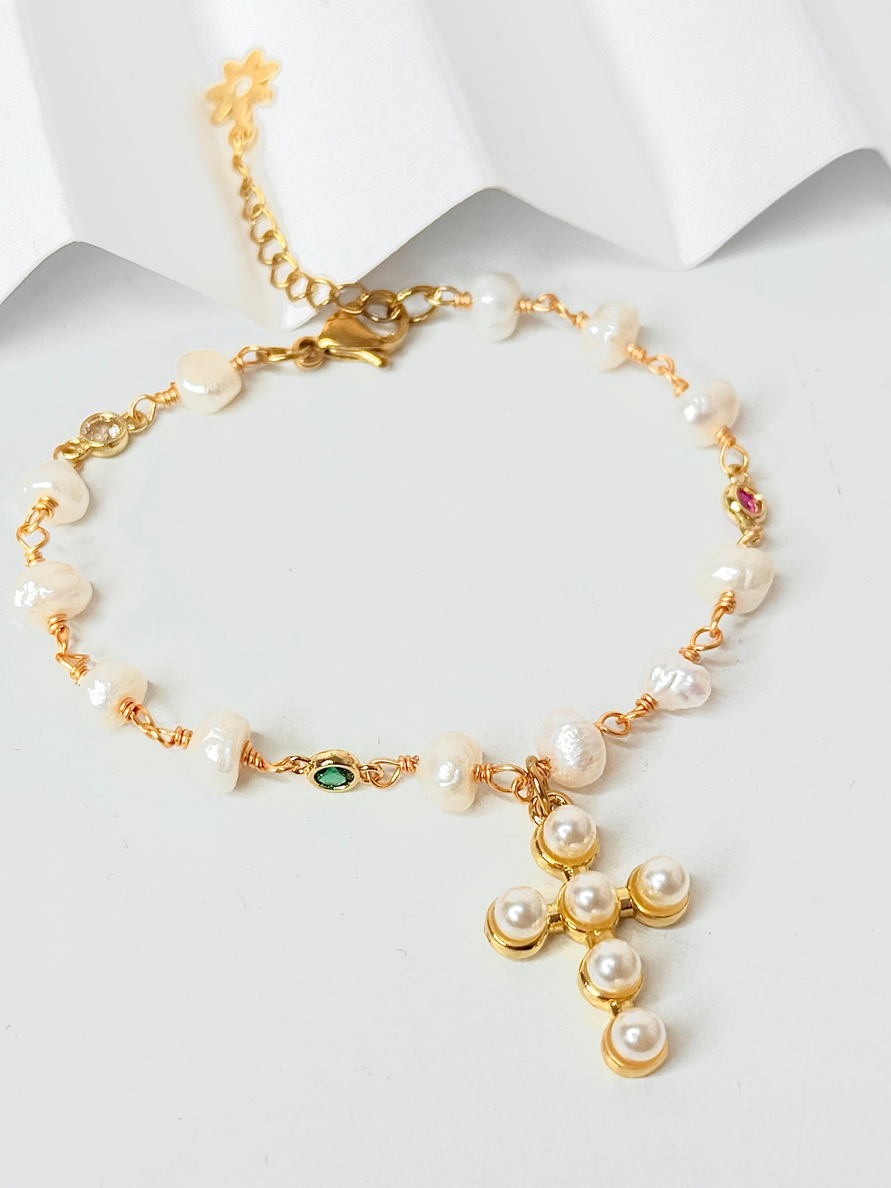 Pulsera de perlas y cruz de perla Bracelet