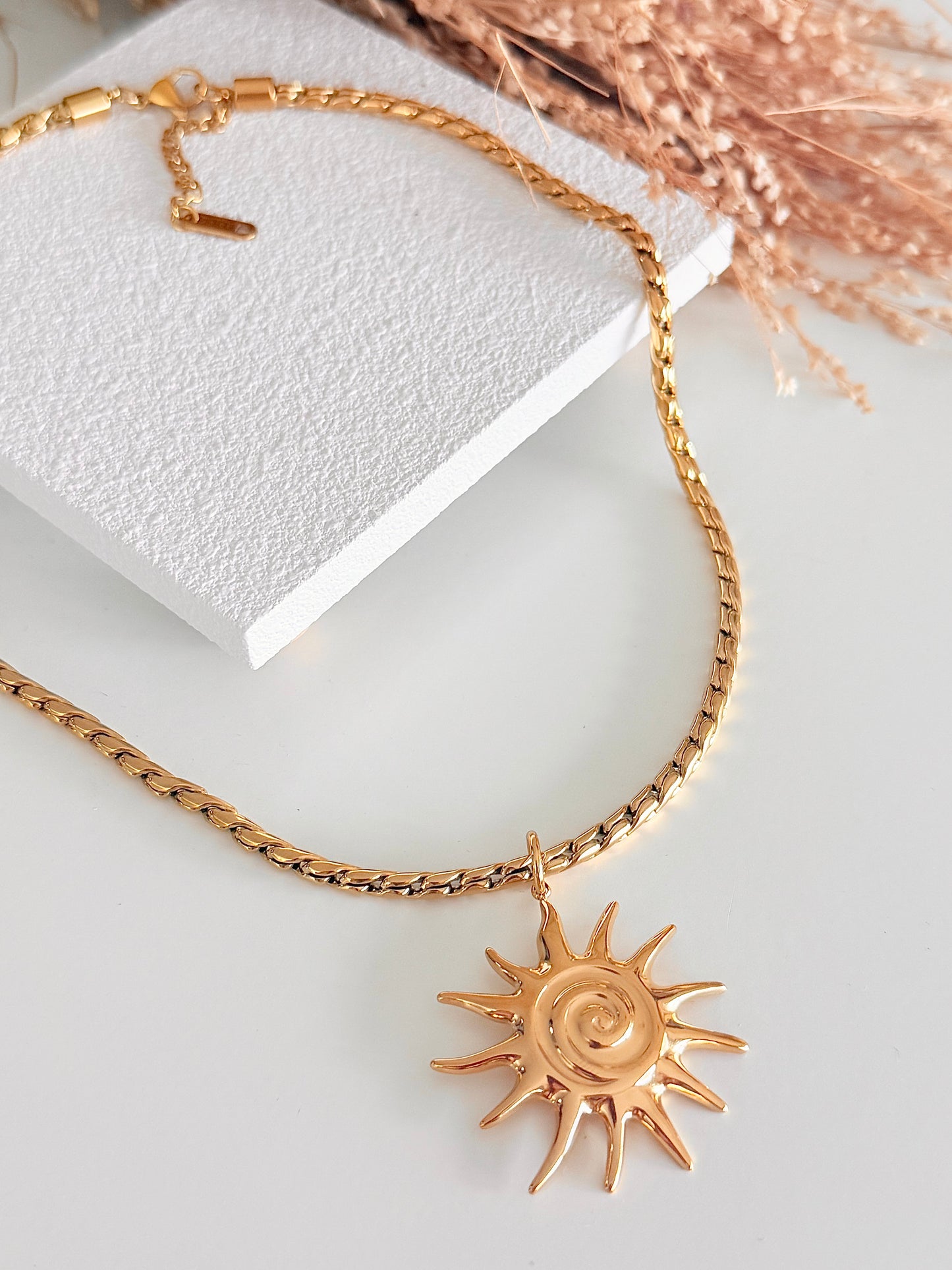DEA OF THE DAY ✨Isolina Necklace